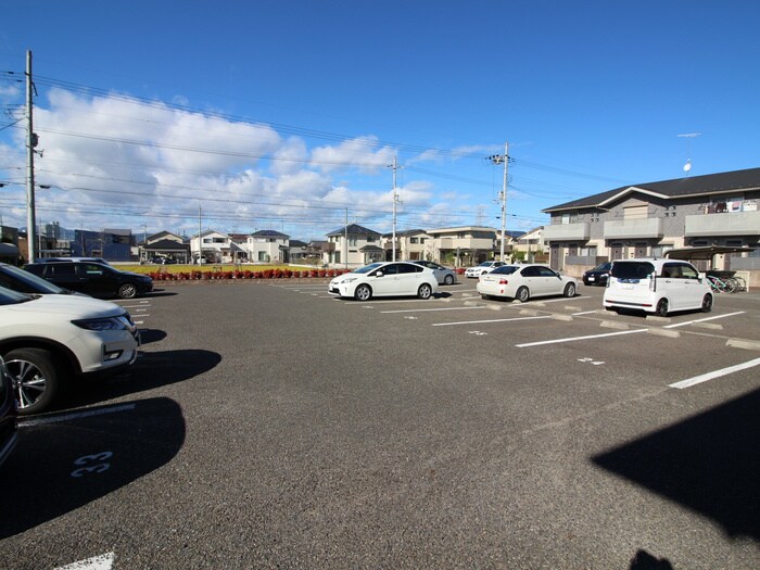 物件外観写真3　(駐車場)