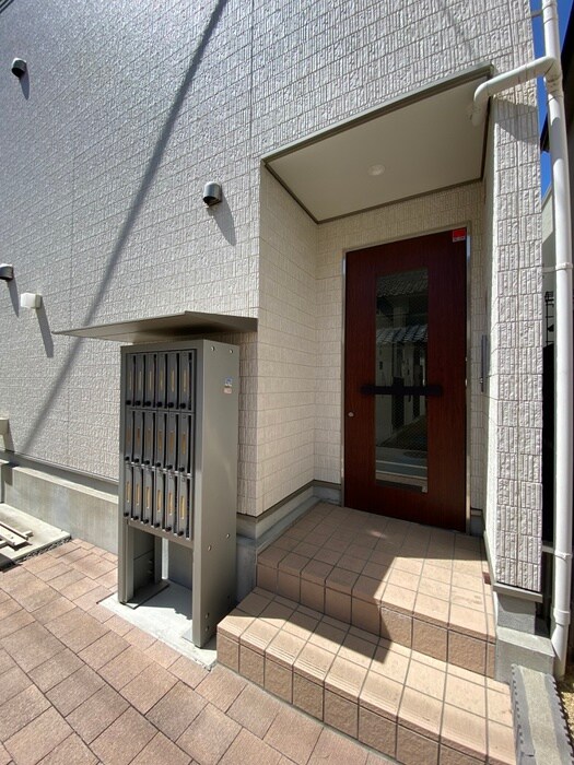 物件外観写真2　(エントランス部分)