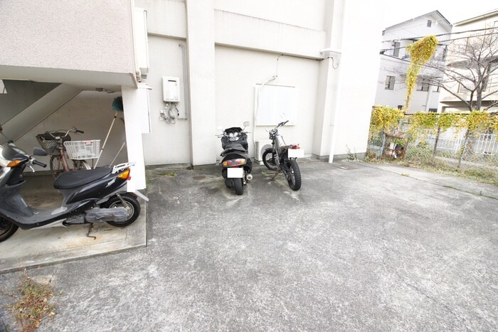 物件外観写真5　(バイク置き場)