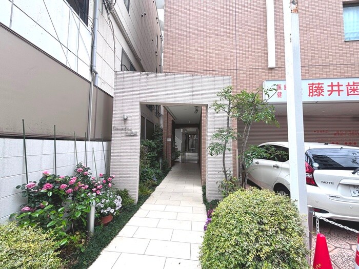 物件外観写真4　(エントランス部分)