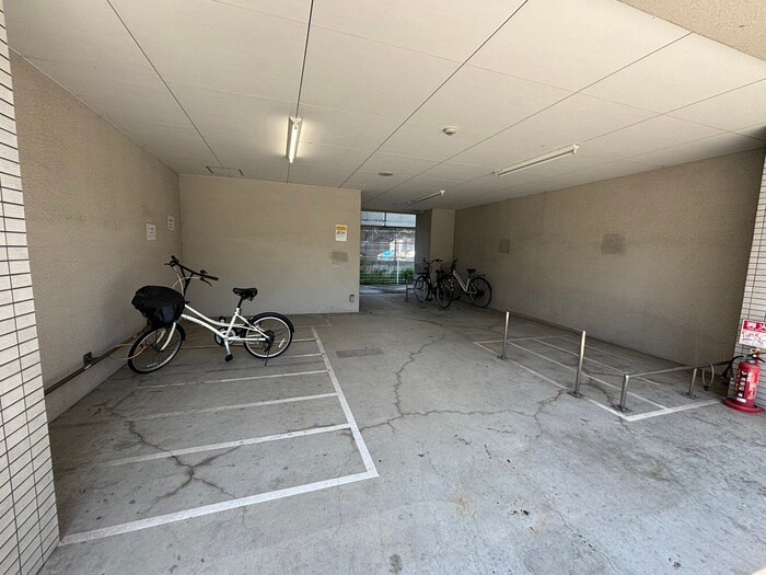 物件外観写真4　(駐輪場)