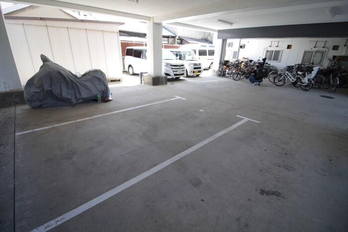 物件外観写真5　(駐車場)