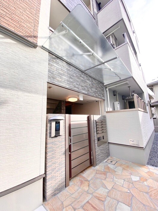 物件外観写真5　(エントランス部分)