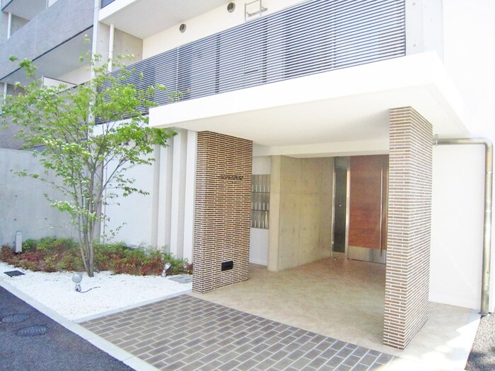 物件外観写真2　(エントランス部分)