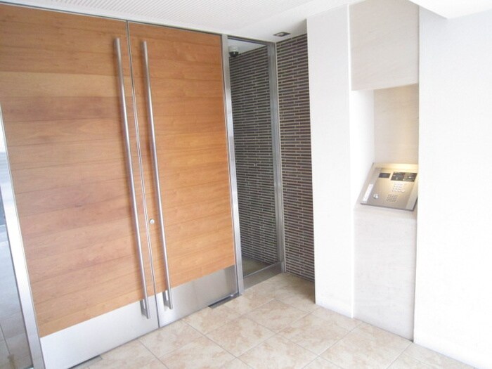 物件外観写真6　(エントランス部分)