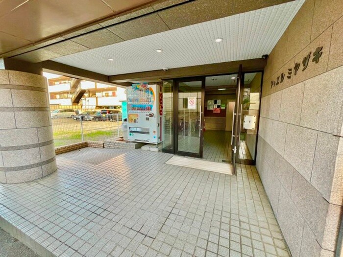 物件外観写真2　(エントランス部分)