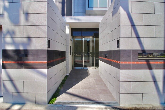 物件外観写真2　(エントランス部分)