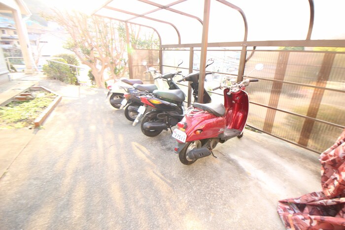 物件外観写真4　(バイク置き場)