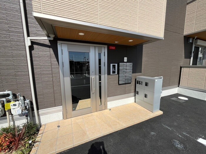 物件外観写真5　(エントランス部分)