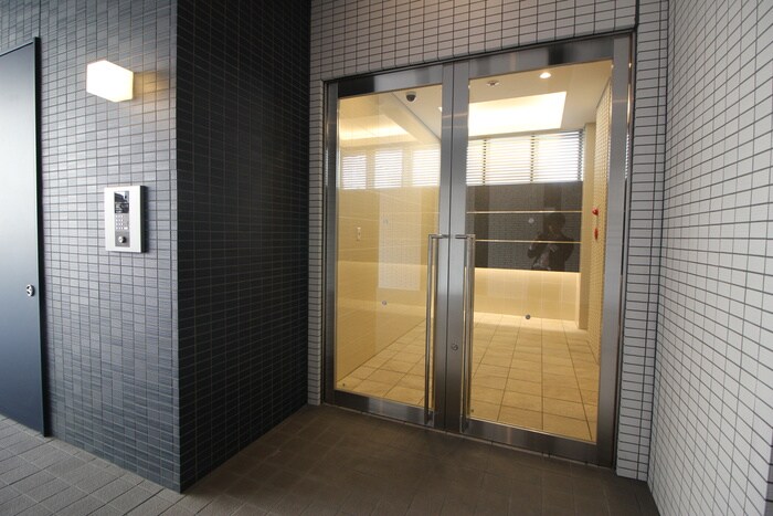物件外観写真3　(エントランス部分)
