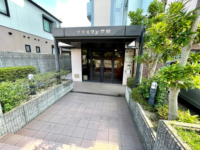 物件外観写真4　(エントランス部分)