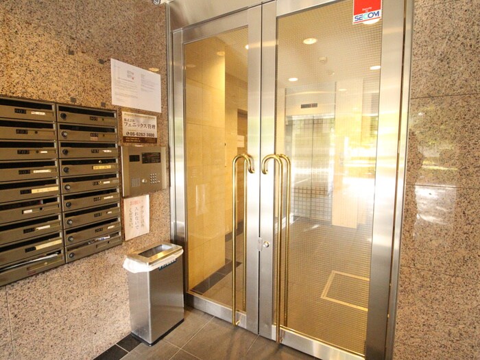 物件外観写真4　(エントランス部分)