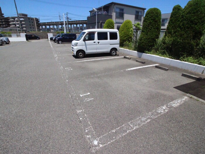 物件外観写真6　(駐車場)