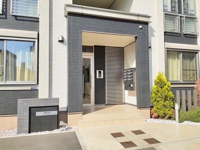 物件外観写真2　(エントランス部分)