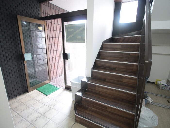 物件外観写真3　(エントランス部分)