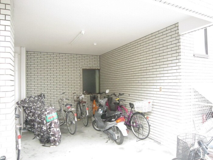 物件外観写真4　(駐輪場)