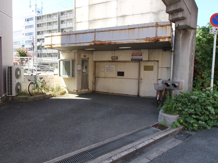 物件外観写真4　(駐車場)