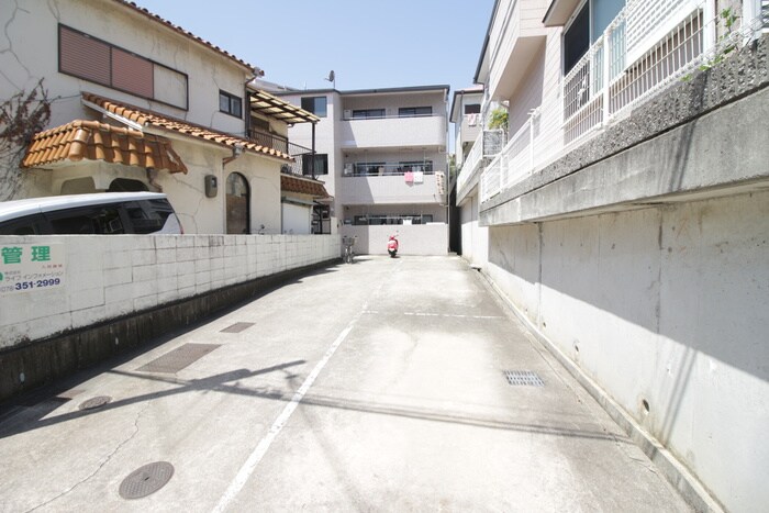 物件外観写真5　(駐車場)