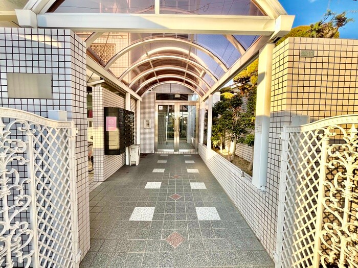 物件外観写真2　(エントランス部分)