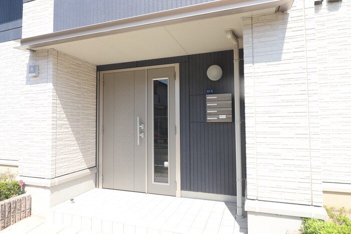物件外観写真2　(エントランス部分)