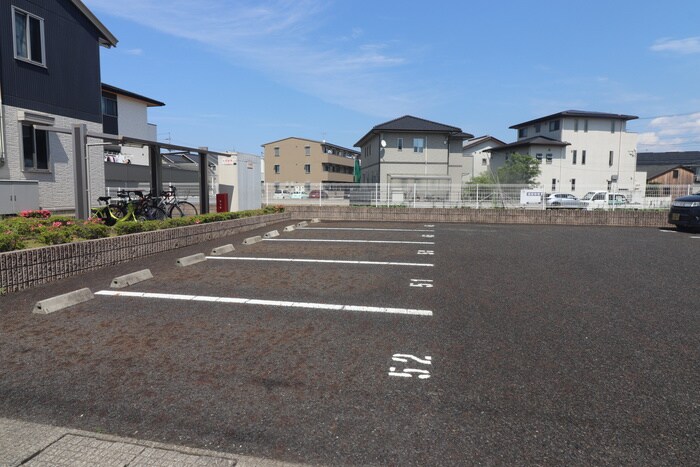 物件外観写真3　(駐車場)