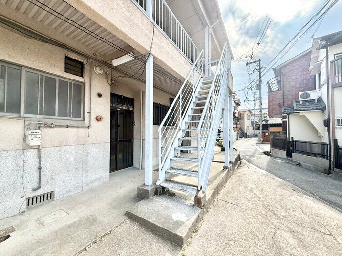 物件外観写真3　(エントランス部分)