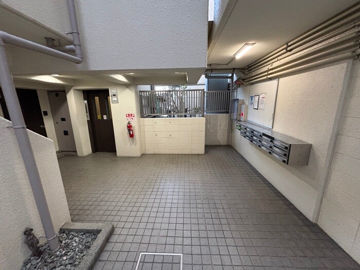 物件外観写真6　(エントランス部分)