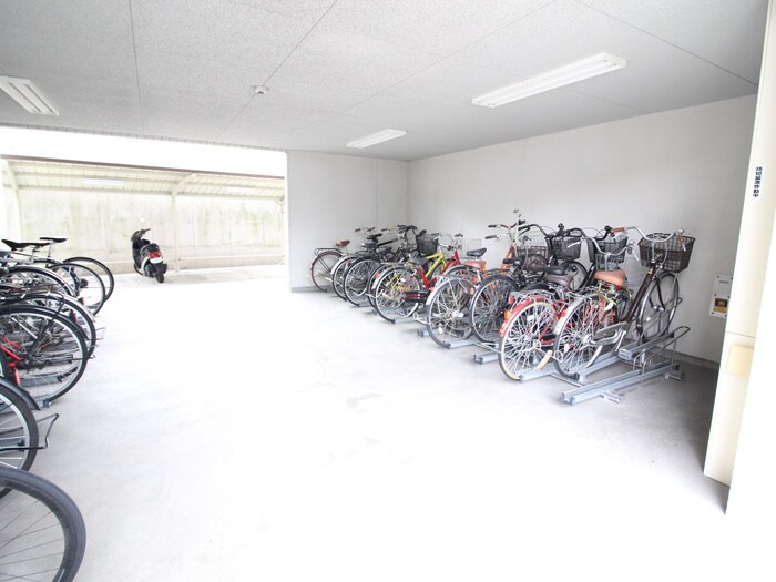 物件外観写真4　(駐輪場)