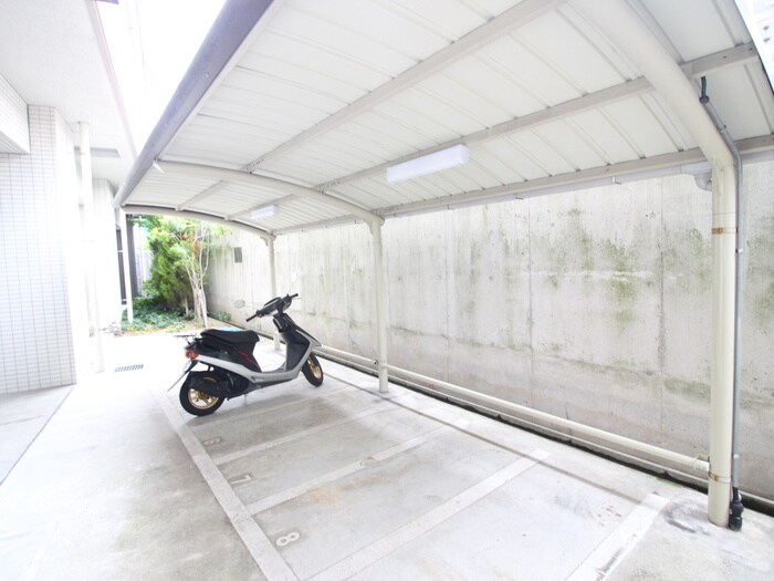 物件外観写真5　(バイク置き場)