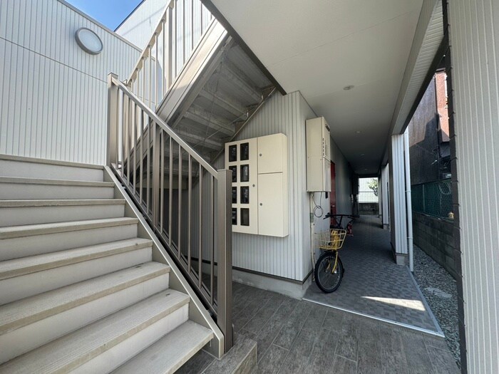 物件外観写真3　(エントランス部分)