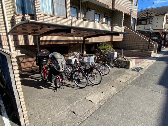 物件外観写真4　(駐輪場)