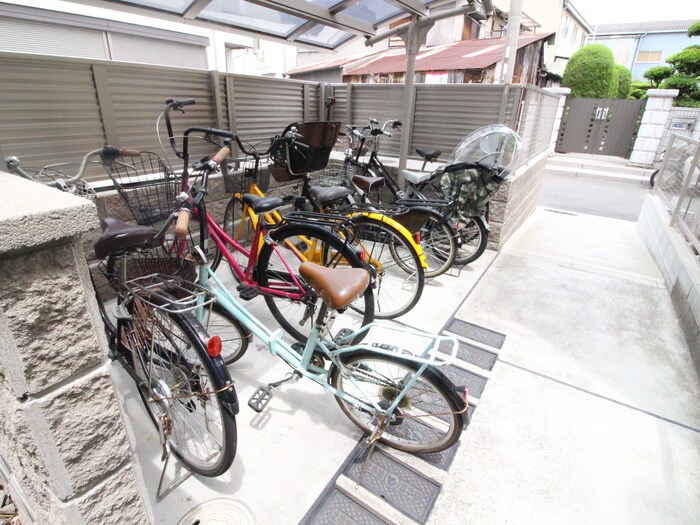 物件外観写真4　(駐輪場)