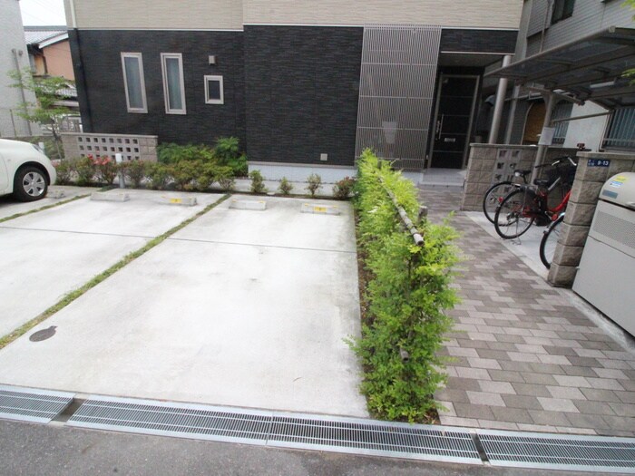 物件外観写真6　(駐車場)