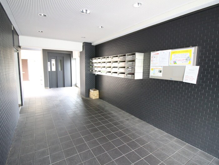 物件外観写真4　(エントランス部分)