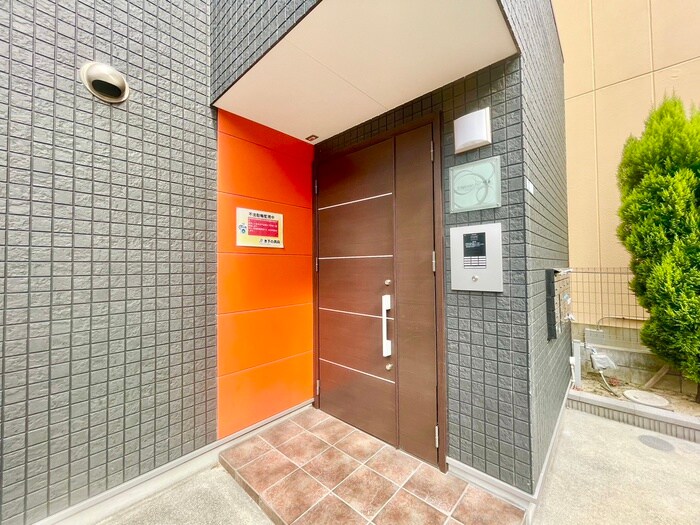 物件外観写真2　(エントランス部分)