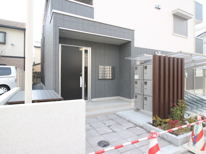 物件外観写真3　(エントランス部分)