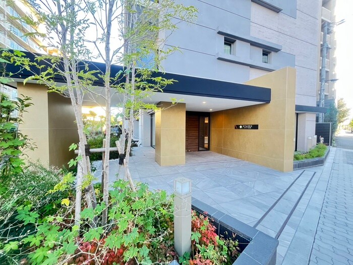 物件外観写真2　(エントランス部分)