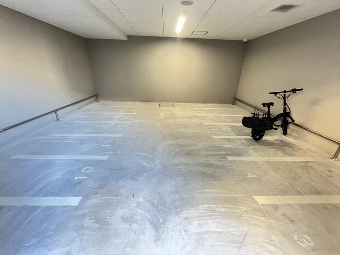 物件外観写真4　(バイク置き場)