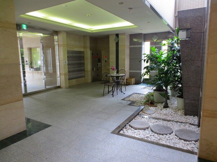 物件外観写真2　(エントランス部分)