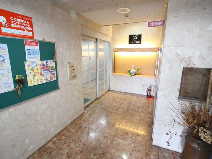 物件外観写真2　(エントランス部分)