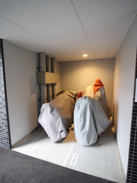 物件外観写真2　(バイク置き場)