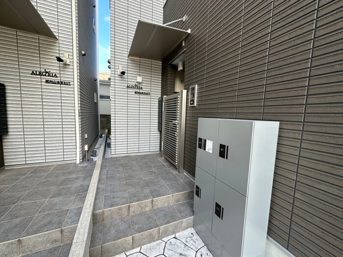 物件外観写真2　(エントランス部分)