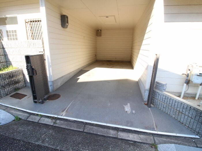 物件外観写真4　(駐車場)