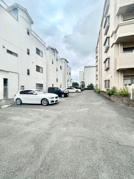 物件外観写真6　(駐車場)