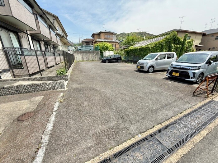 物件外観写真5　(駐車場)