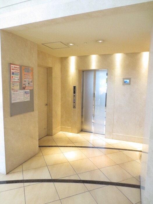 物件外観写真6　(エントランス部分)