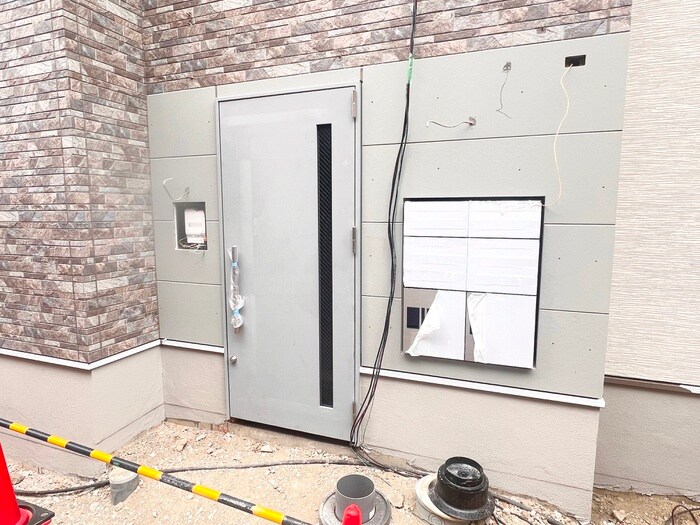 物件外観写真1　(エントランス部分)