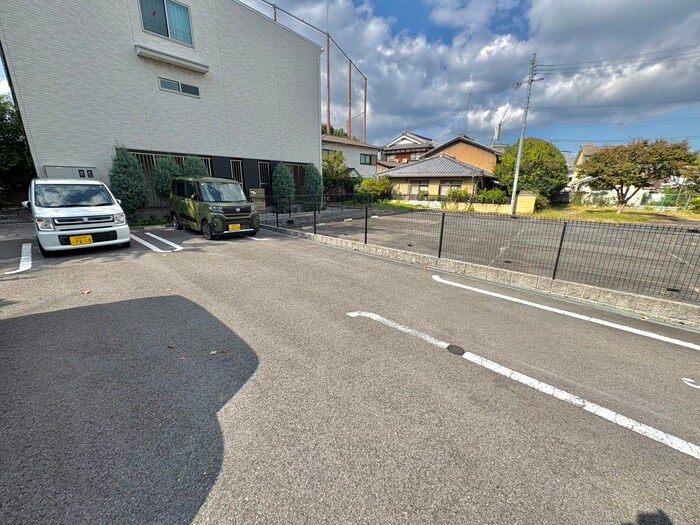 物件外観写真2　(駐車場)