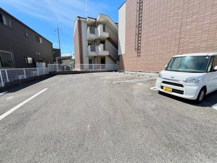 物件外観写真6　(駐車場)