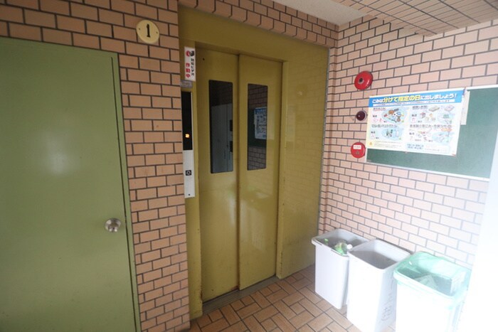 物件外観写真4　(エントランス部分)